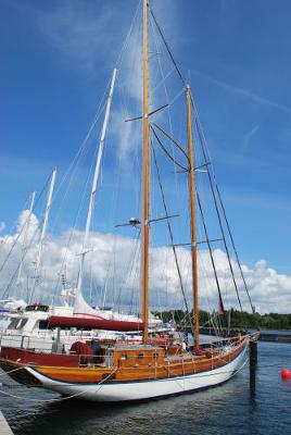 A wishbone-staysail schooner rig.